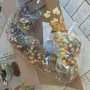 Harvest berrie,leaf, & pinecone Garland ,4 FT., NEW IN BOX,,By Valeri/Qvc